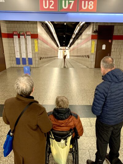 Stadträtin Sofie Langmeier, Behindertenbeiräten Monika Burger und Stadtrat Christian Smolka am U-Bahnhof Karl-Preis-Platz, der über keine Aufzuganlagen verfügt.