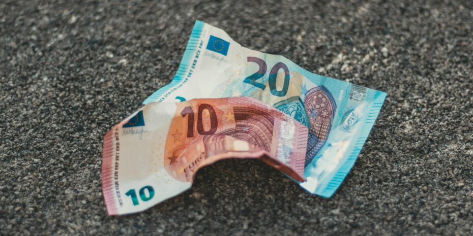 10 und 20-Euro Schein zerknitert