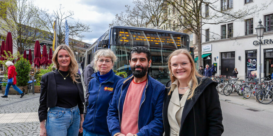 Das Foto aus dem April 2024 zeigt (v.l.) Stadträtin Mona Fuchs, die Sozialarbeiterin Andrea Hagen, den Geflüchteten Ahmed Z., der inzwischen als Busfahrer arbeitet und Stadträtin Clara Nitsche.