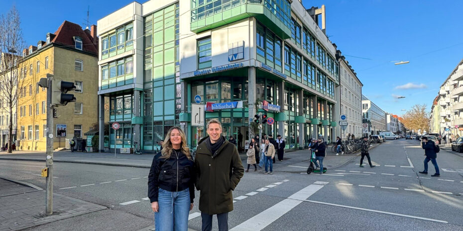 Mona Fuchs und Dominik Krause vor der Bibliothek am Harras