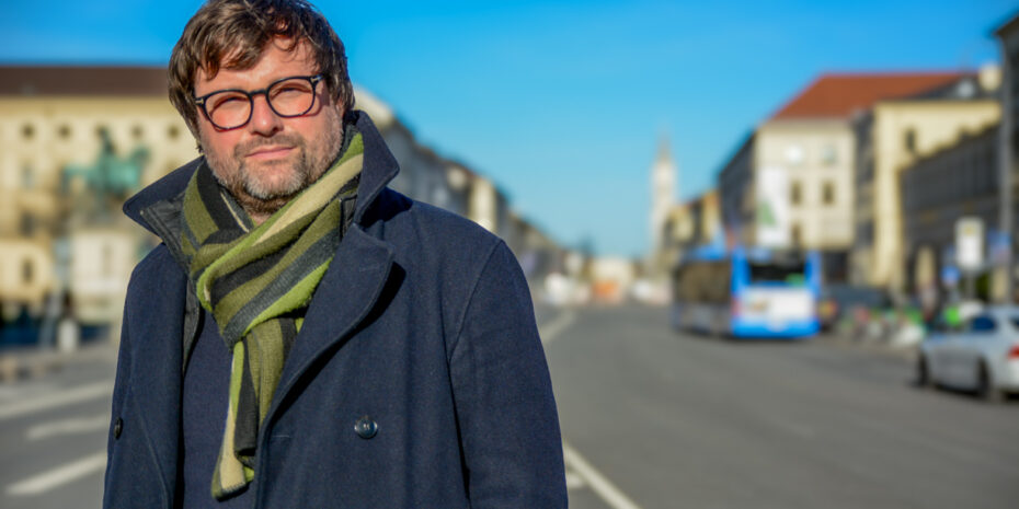Sebastian Weißenburger vor den "Open Spaces"