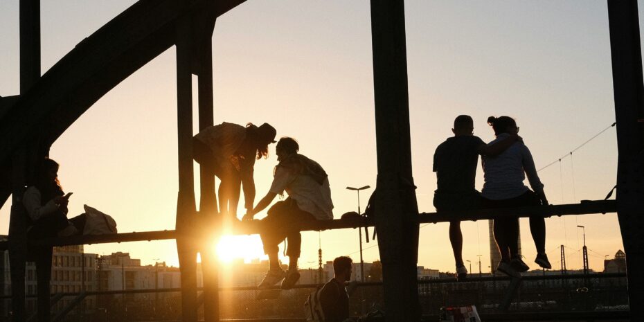 Sonnenuntergang - Menschen sitzen auf der Hackerbrücke