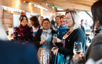Wiesnstadträtin Anja Berger im Gespräch mit Teilnehmerinnen der Frauenwiesn.
