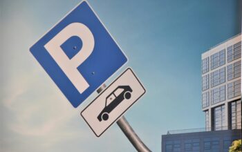 Aufnahme von einem blauen Verkehrsschild, das auf einen Parkplatz hinweist