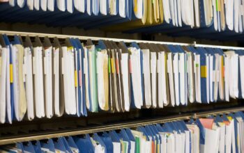 Aufnahme von Akten in einem Aktenschrank