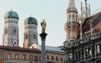 Aufnahme von der Münchner Innenstadt, zu sehen sind u. a. das Neue Rathaus und der Frauenkirche