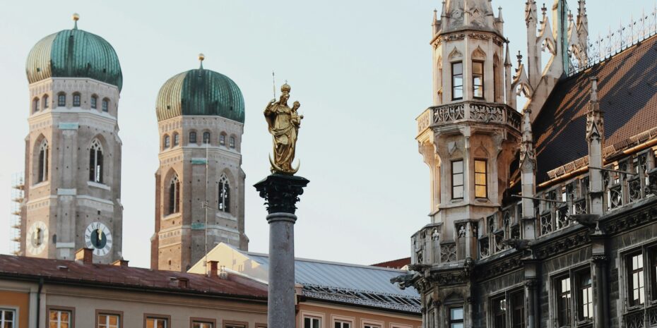 Aufnahme von der Münchner Innenstadt, zu sehen sind u. a. das Neue Rathaus und der Frauenkirche
