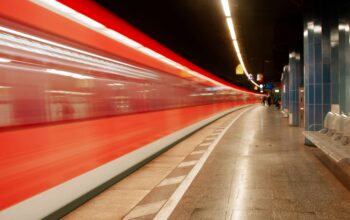 Aufnahme einer S-Bahn, die in einen Bahnhof einfährt