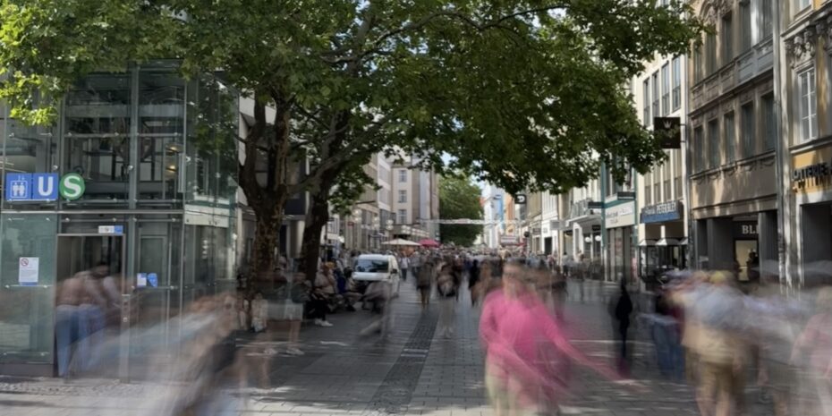 Aufnahme der Münchner Fußgängerzone mit Bäumen