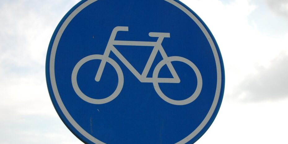 Aufnahme von einem blauen Verkehrsschild, auf dem ein Fahrrad abgebildet ist
