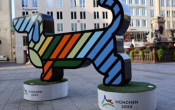Aufnahme von einer Dackelstatue mit Olympialogo zum Thema "Olympia in München".