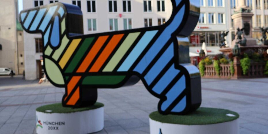 Aufnahme von einer Dackelstatue mit Olympialogo zum Thema "Olympia in München".